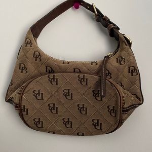 Small brown Dooney & Bourke Purse with red interior 🤎❤️